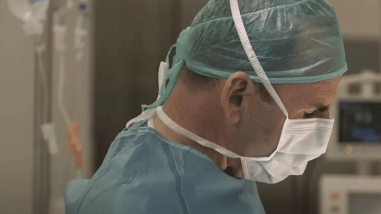 Una mujer que sufrió graves secuelas después de una intervención quirúrgica para una reducción mamaria será indemnizada por el cirujano y la empresa de medicina prepaga involucrados en el procedimiento.