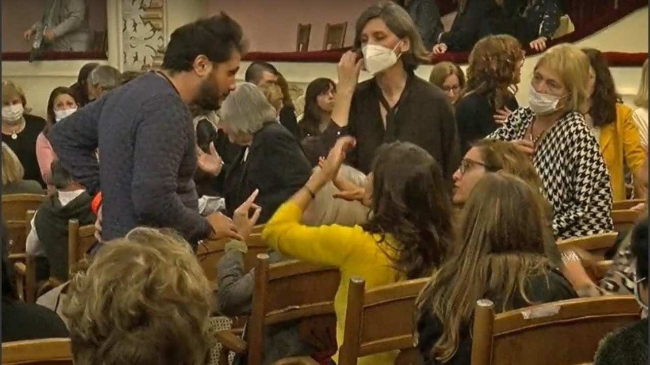 Un hombre ingresó con el animal a la sala municipal de San Nicolás el último miércoles que, apenas iniciada la presentación, saltó al vacío. Una mujer resultó herida.