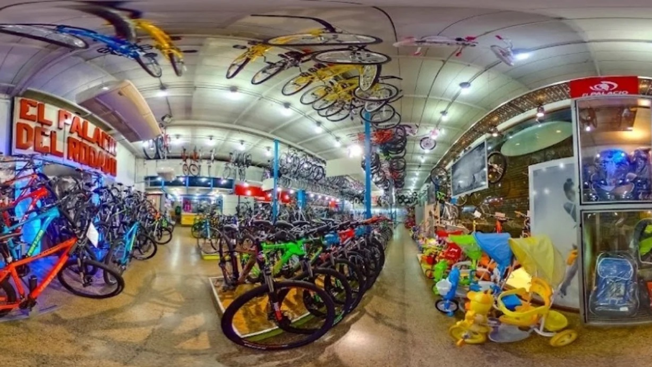 Ladrones realizaron un boquete y se llevaron 20 scooters eléctricos y 120 monopatines, entre otros elementos. El botín supera los 7 millones de pesos.