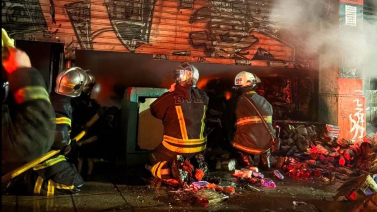 Un voraz incendio afectó a un comercio del rubro perfumería y juguetería,  en San José. partido de Almirante Brown, requiriendo un masivo despliegue de diez dotaciones de Bomberos Voluntarios para extinguir el foco ígneo y evitar un desastre mayor.