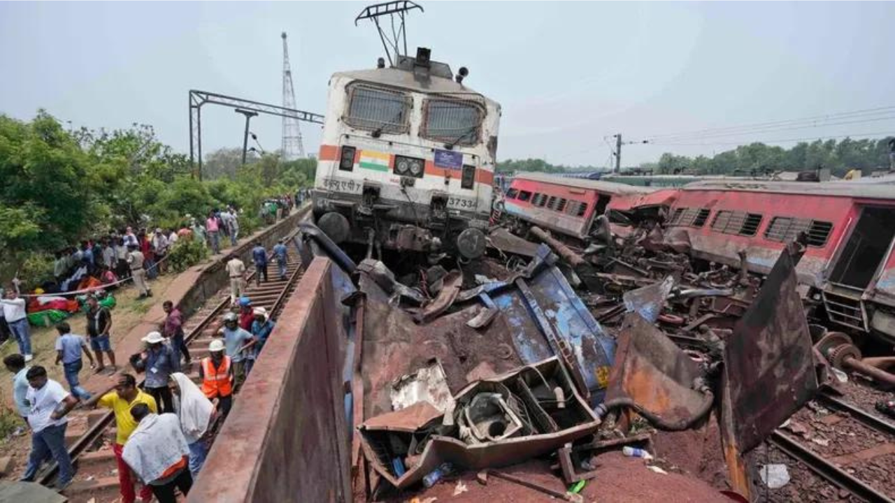 La peor catástrofe ferroviaria del país en más de 20 años ocurrió por el descarrilamiento de una de las unidades de transporte. "Perdí la cuenta de los cadáveres antes de abandonar el lugar", expresó un sobreviviente.