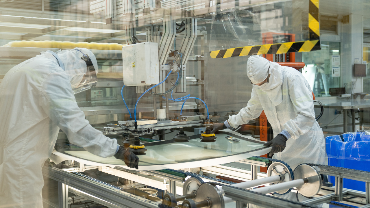 El recorrido consta de un recibimiento en la Planta de producción en Munro, donde con  los elementos de protección personal se realiza el recorrido por la planta de producción. Se visita la zona de templado y laminado hasta el laboratorio de pruebas donde los visitantes reciben una inducción de los profesionales de cada sector.