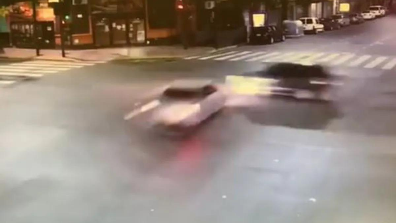 En la camioneta viajaban siete personas, que fueron impactadas por un auto en el que viajaban dos jóvenes y cruzó en rojo; fue cerca de las 5 de la mañana...