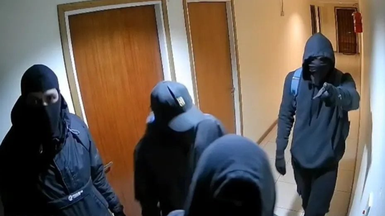 El hecho ocurrió en la madrugada del domingo en Juan B. Justo 50, cuando cuatro delincuentes entraron al inmueble, anularon las cámaras de seguridad y permanecieron más de cuatro horas en los distintos pisos. Luego, escaparon con el dinero.