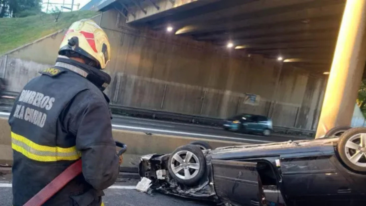 El Audi A3 que provocó el siniestro circulaba sin patente y de forma errática. Uno de sus ocupantes fue trasladado con politraumatismos.