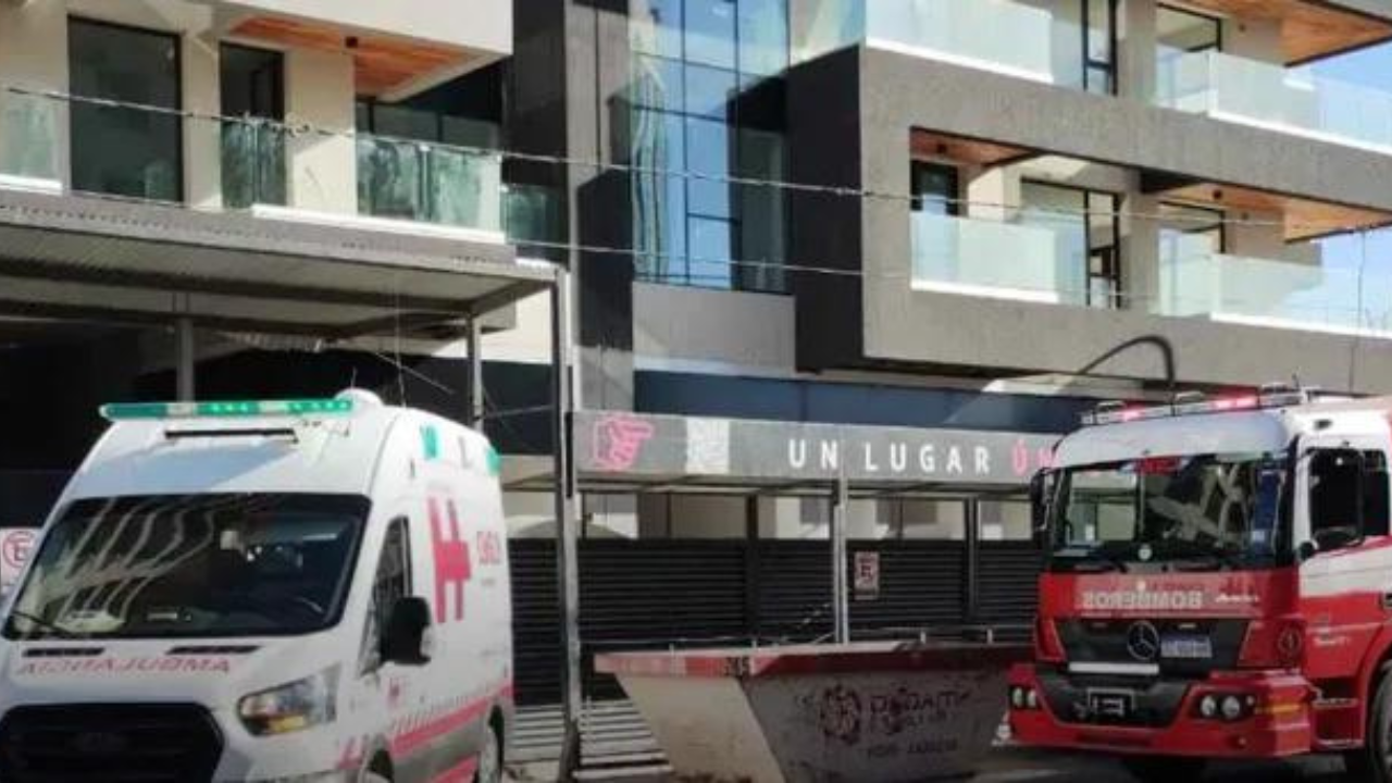 Se trata de dos operarios que estaban trabajando en el edificio al momento del accidente: las víctimas lograron ser liberadas y asistidas...