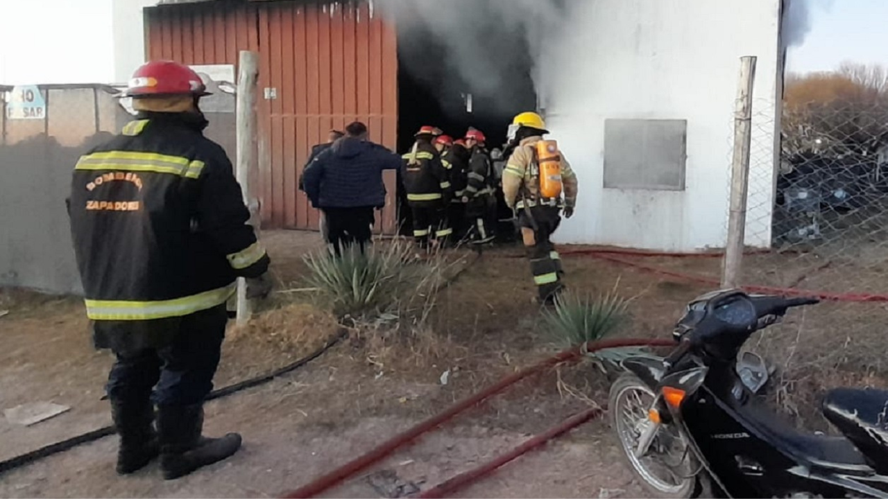 El incendio se produjo en un galpón de Avenida Don Bosco y Borges de Paraná. Un cortocircuito habría generado las llamas que consumieron parte de lo que estaba guardado en el lugar, conoció Elonce. Trabajaron Bomberos.