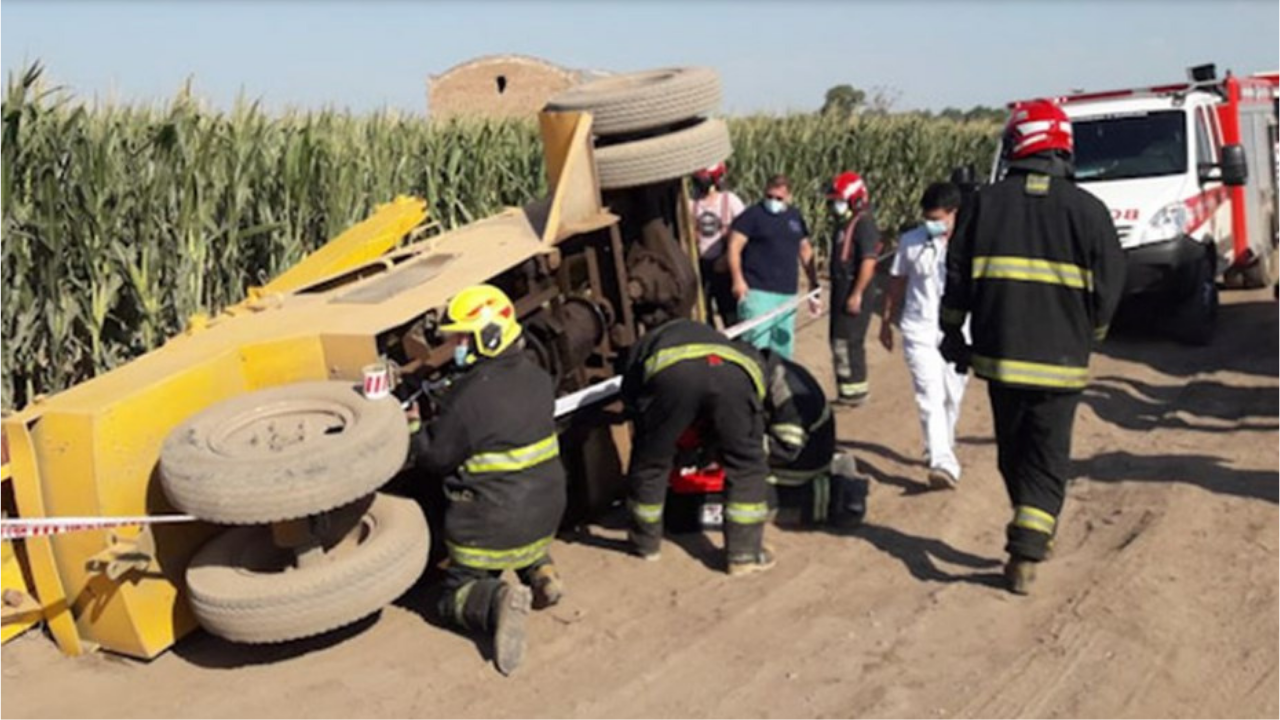 Un trabajador falleció en un camino rural en cercanías de la localidad cordobesa de Oncativo luego de que resultara aplastado por la grúa que operaba.