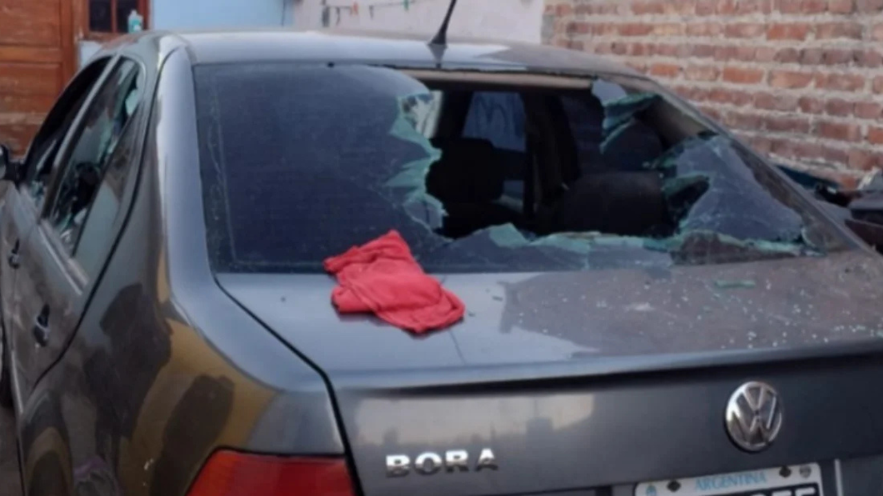 La insistencia de un hombre por ver a una joven derivó en un acto de violencia contra un vehículo estacionado en la vivienda de la víctima.