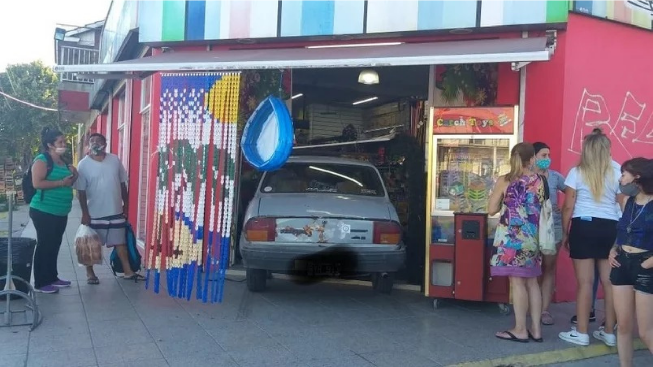 Manejaba borracho, perdió el control del auto y se metió adentro de un negocio