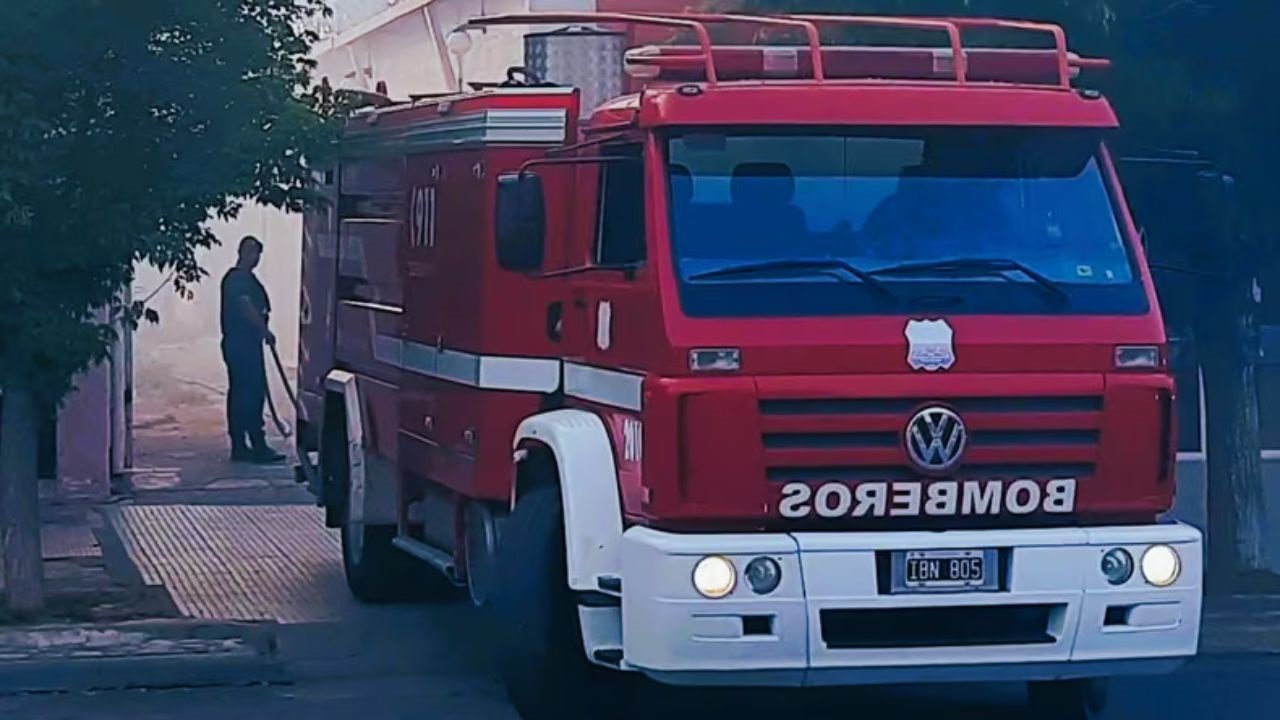 Un incendio afectó un depósito de la finca Lomas del Malbec, en Ugarteche. Seis tractores y decenas de máquinas quedaron destruidos por las llamas.