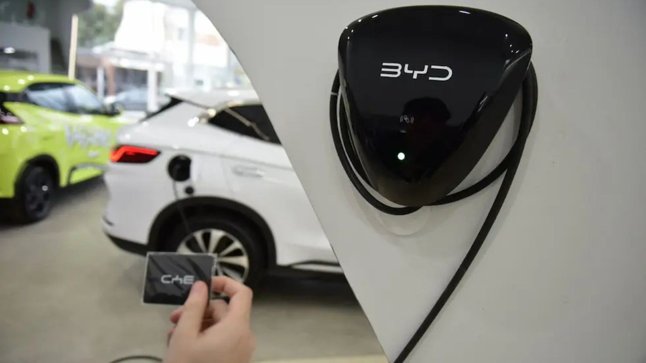 La proliferación de vehículos eléctricos e híbridos enchufables genera severas incompatibilidades en la red domiciliaria. Especialistas exigen readecuaciones técnicas inmediatas para evitar siniestros y saturaciones en el servicio eléctrico.