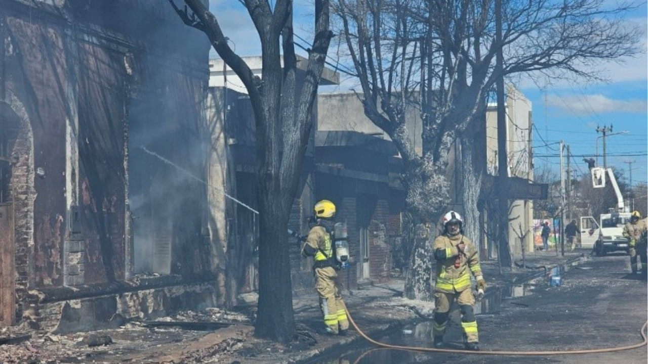 El fuego afectó a cinco viviendas aledañas, pero no se registraron víctimas fatales.