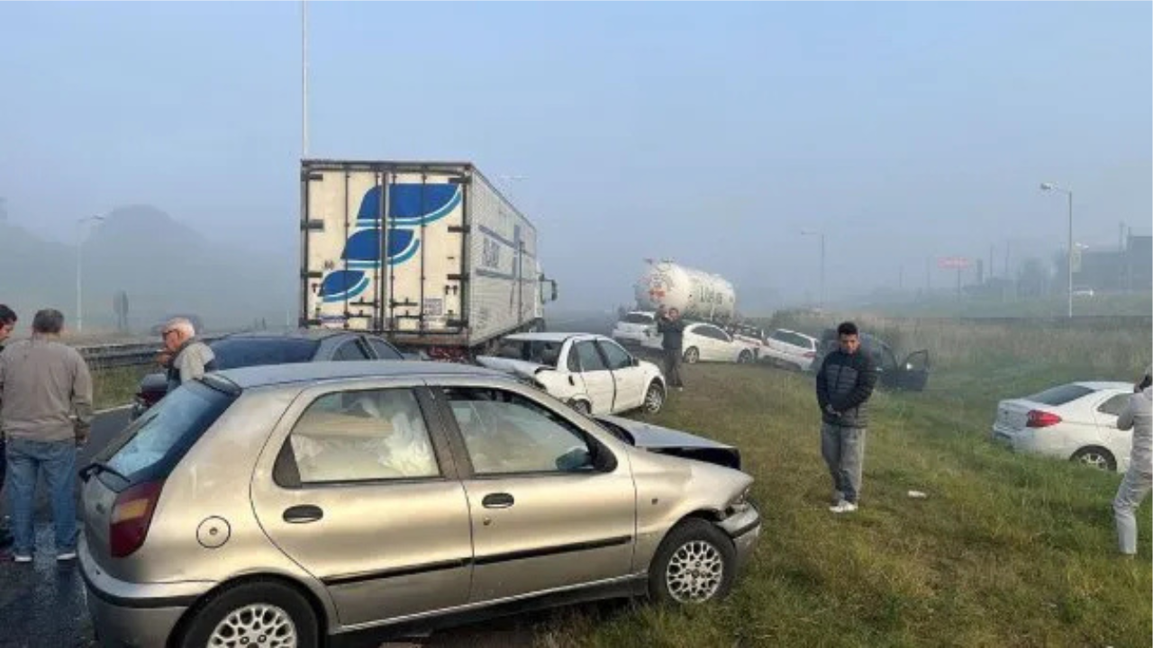 El accidente involucró a 10 automóviles, 3 motocicletas y 2 camiones. La densa niebla y la quema de basura habrían reducido la visibilidad, contribuyendo al siniestro.