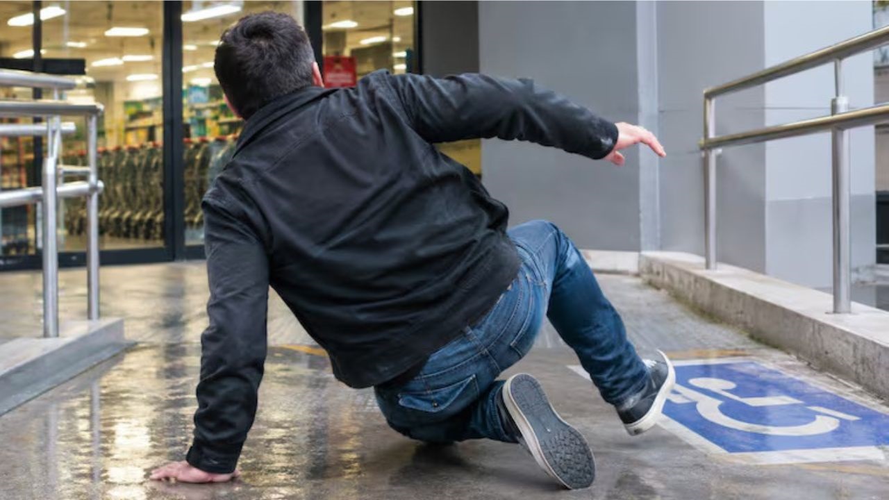 Un hombre sufrió una grave lesión al caerse en la rampa de acceso para personas con discapacidad de un supermercado de José C. Paz y decidió demandar a la empresa.