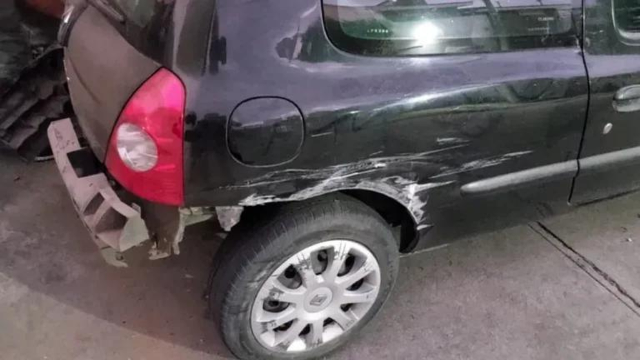 Sucedió en Córdoba, en la tarde del domingo. El vehículo se encontraba detenido por un desperfecto técnico y a la espera de la llegada del auxilio mecánico. Durante el recorrido, chocó al menos a dos autos...