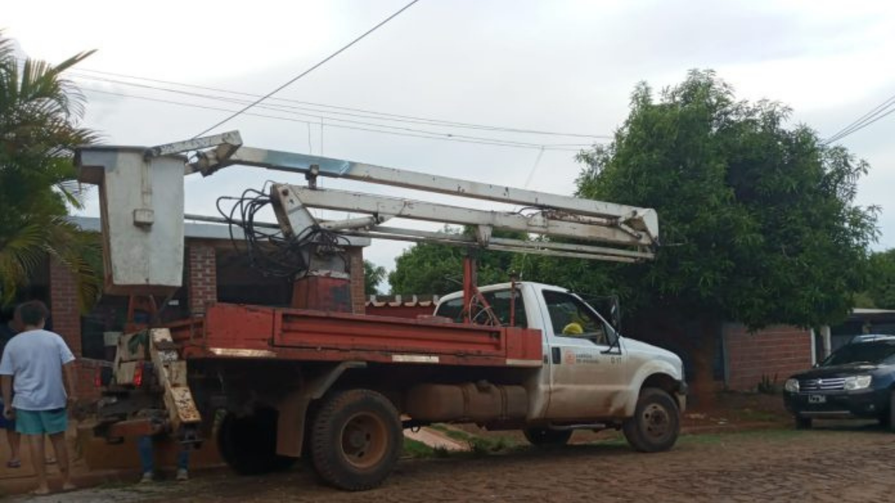 Este miércoles, pasadas las 19 horas un trabajador de Energía de Misiones S.A. fue víctima de un trágico accidente mientras realizaba trabajos de reparación en el tendido eléctrico en Posadas...