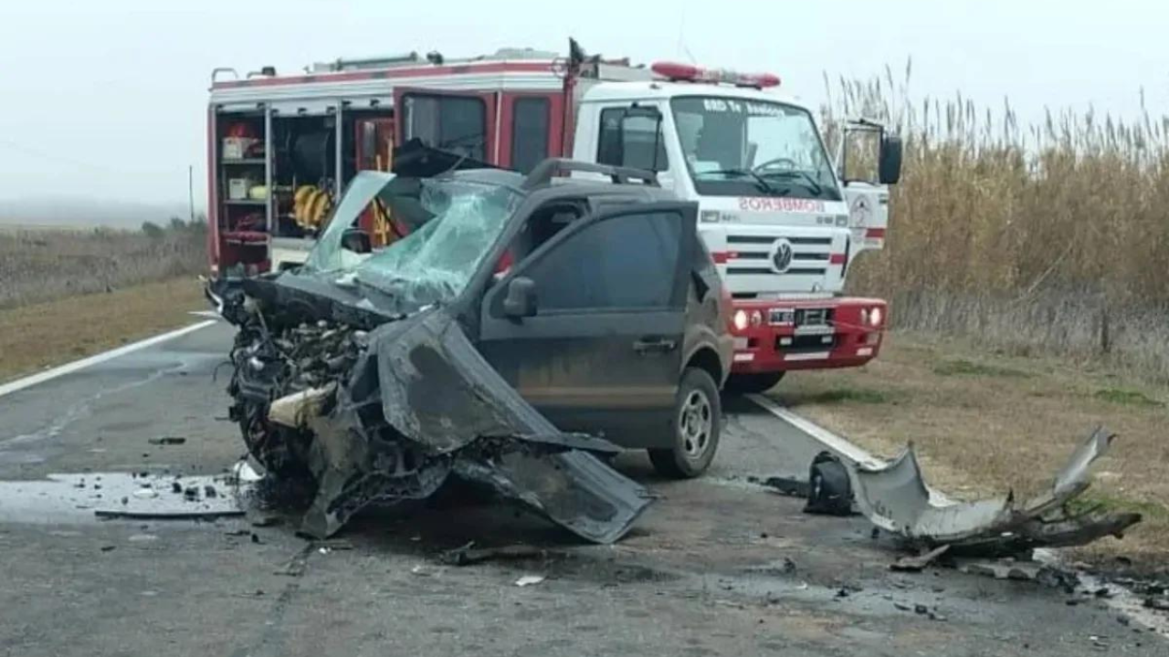 El efectivo, que se encontraba fuera de servicio, fue imputado y detenido; embistió al rodado en el que viajaba la mujer y a otro vehículo con tres ocupantes que sufrieron heridas...