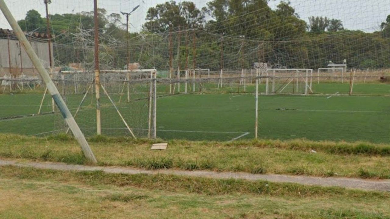 Un partido de fútbol 5 entre amigos terminó en un juicio millonario. La Justicia de La Plata condenó a pagar $31.100.000 a la titular de un complejo de canchas de la zona de 520 y 145, luego de que un hombre se fracturara el tobillo, la tibia y el peroné al tropezar con un sector de la alfombra sintética que estaba rota.