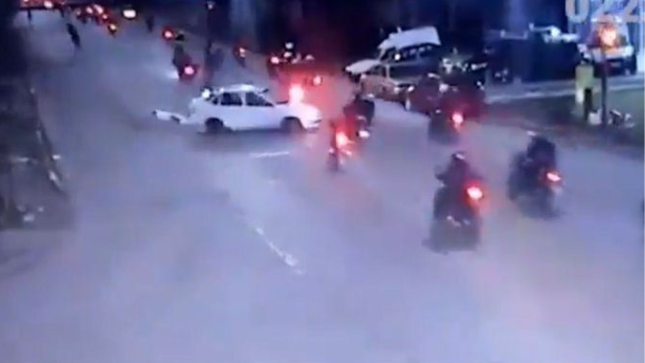 Un joven de 18 años falleció tras impactar de frente con un auto en medio de la corrida de los rodados.