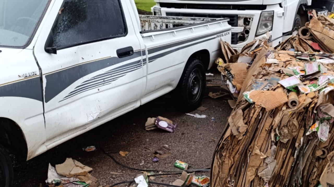 Afortunadamente solo se registraron daños materiales. Se cortó el tránsito temporalmente en media calzada en el lugar.