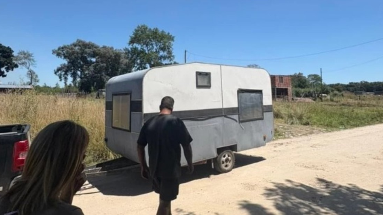 El matrimonio y sus cuatro hijos iban de vacaciones en una camioneta con una casa rodante. En la ruta 226 pararon para ducharse y tres ladrones se suben al vehículo y amenazaron al padre de familia con un arma.