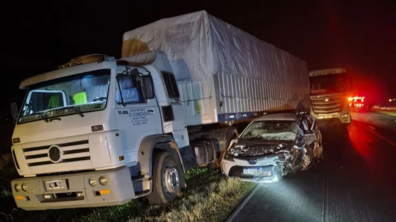 El accidente ocurrió entre Lincoln y Junín, en la provincia de Buenos Aires. Los vehículos involucrados fueron un camión, una camioneta y un auto.