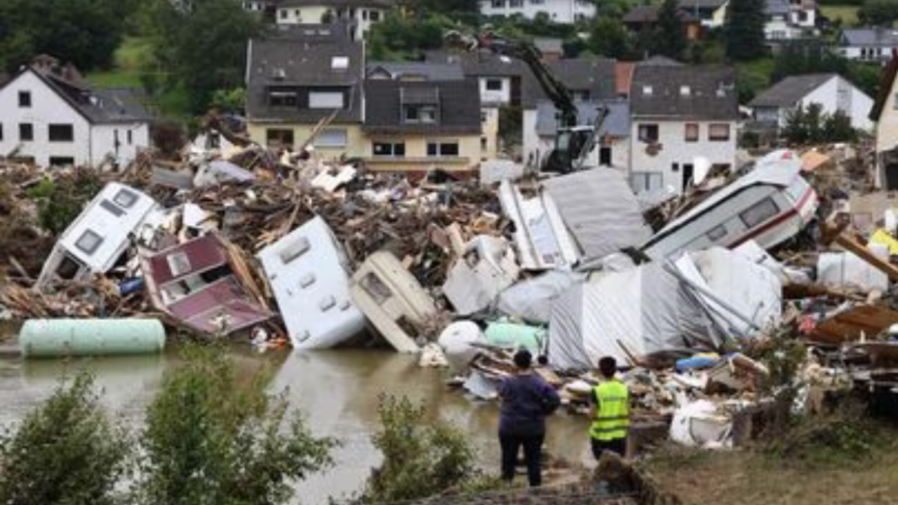 El artículo publicado por SWISS RE titulado "Catástrofes naturales en 2023:  Preparándonos para los riesgos climáticos de hoy y de mañana." fue escrito por Chandan Banerjee, economista de catástrofes naturales, Swiss Re Institute y Lucia Bevere, analista senior de datos de catástrofes y Hendre Garbers, economista senior, Swiss Re Institute y Balz Grollimund, jefe de Cat Perils, CUO P&C Reinsurance y Roman Lechner, P&C Economic Research Líder y Andreas Weigel, Suscriptor Senior de Agricultura, CUO P&C Reinsurance