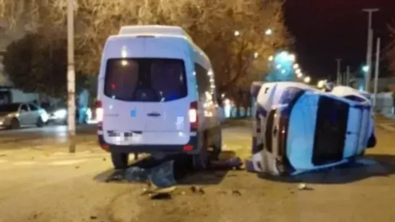 No pudo esquivar a una furgoneta en un cruce. Le dijo a la policía que había salido sin permiso. El vehículo fue secuestrado y su dueño, multado.