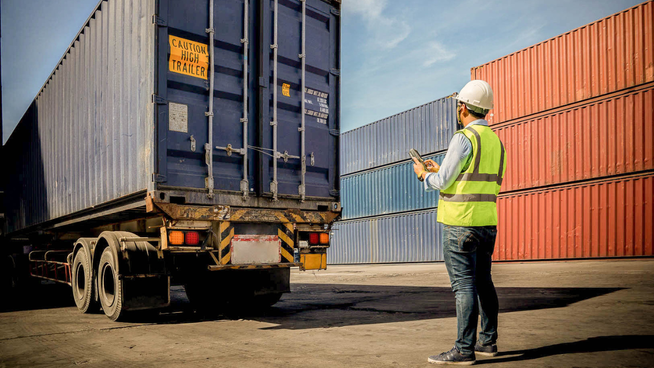 La compañía ofrece soluciones para facilitar el cumplimiento de las normativas aduaneras, asegurando operaciones más ágiles y seguras en el comercio internacional.