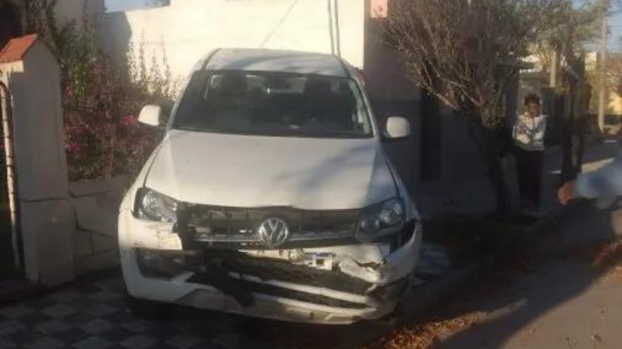 Como consecuencia, el rodado chocado por la grúa colisionó y destrozó el frente de una vivienda. Sucedió el lunes por la mañana en Oliva.