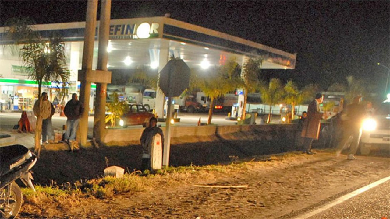 El chofer del camión, que se dirigía a la provincia de Salta, abandonó el rodado frente a una estación de servicio en Santiago del Estero. El dueño del transporte viajó para recuperar el vehículo...