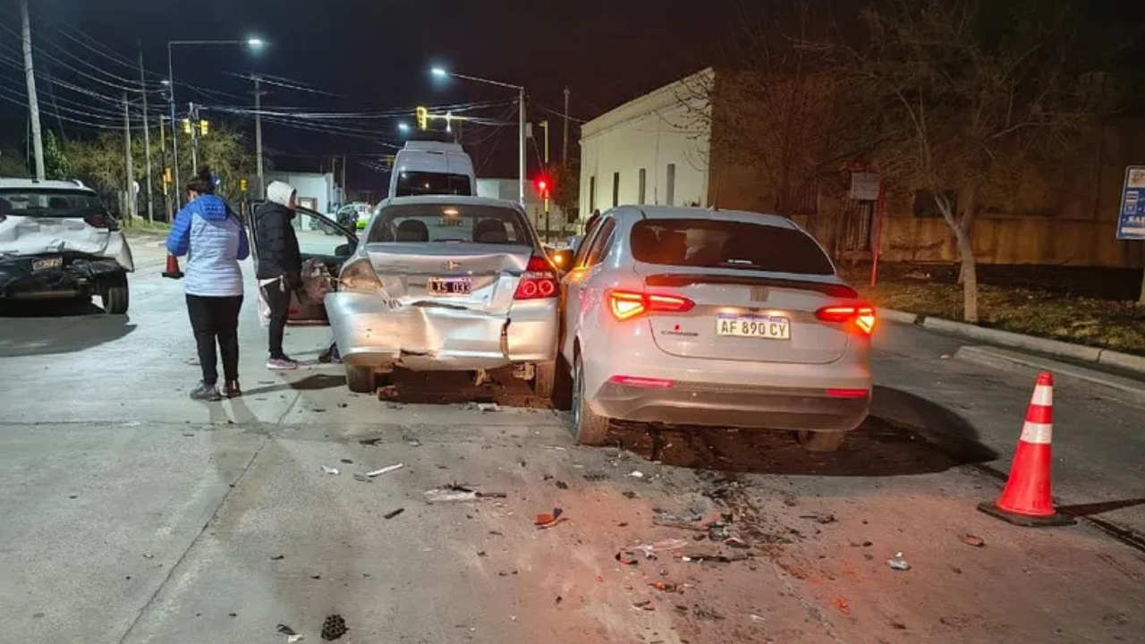 Una joven causó un grave accidente vial en Maipú, con cuatro vehículos involucrados, cuando se quedó dormida mientras manejaba.