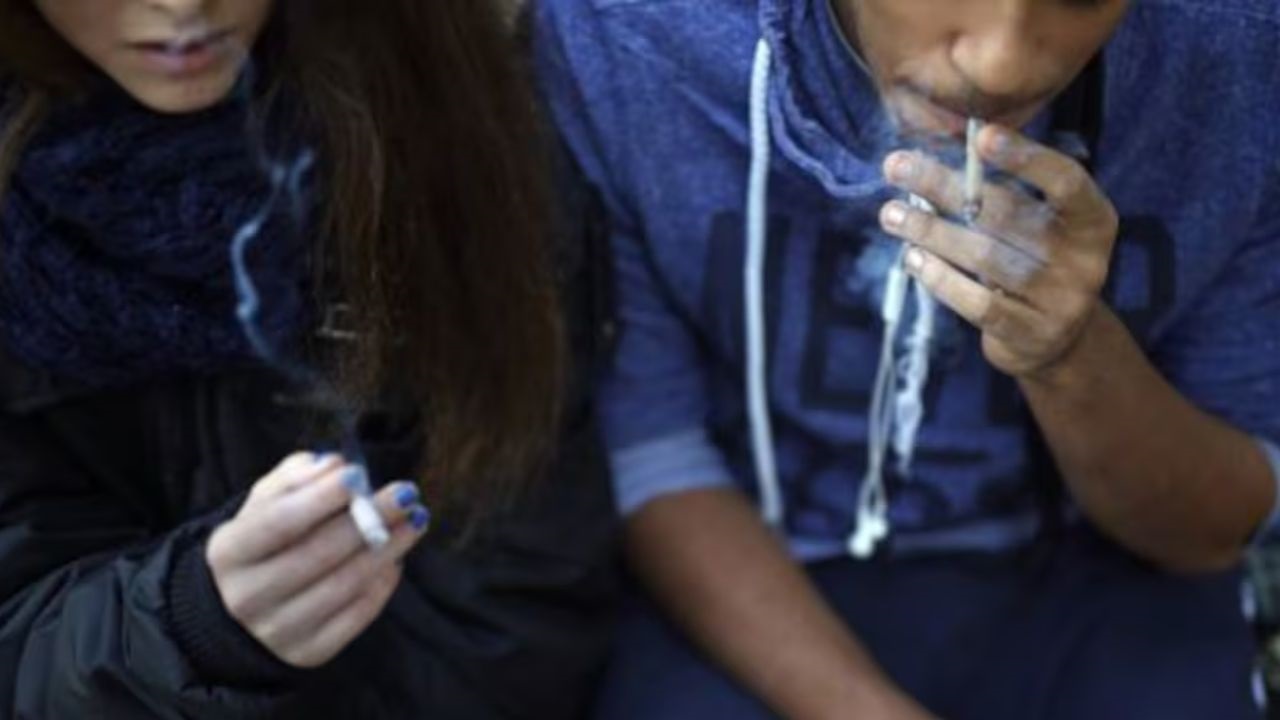 Una explosión de gas ocurrida en una vivienda del barrio Obrero, en Ushuaia, dejó al menos cuatro jóvenes hospitalizados. Dos adolescentes de 17 años permanecen internados en estado delicado tras el incidente, que se habría producido durante un after y de manera accidental.