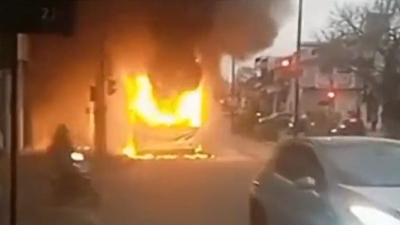 Unos 25 pasajeros, entre ellos niños y un bebé, lograron evacuar la unidad a tiempo. No hubo heridos, pero el fuego afectó viviendas, un comercio y el tendido eléctrico.