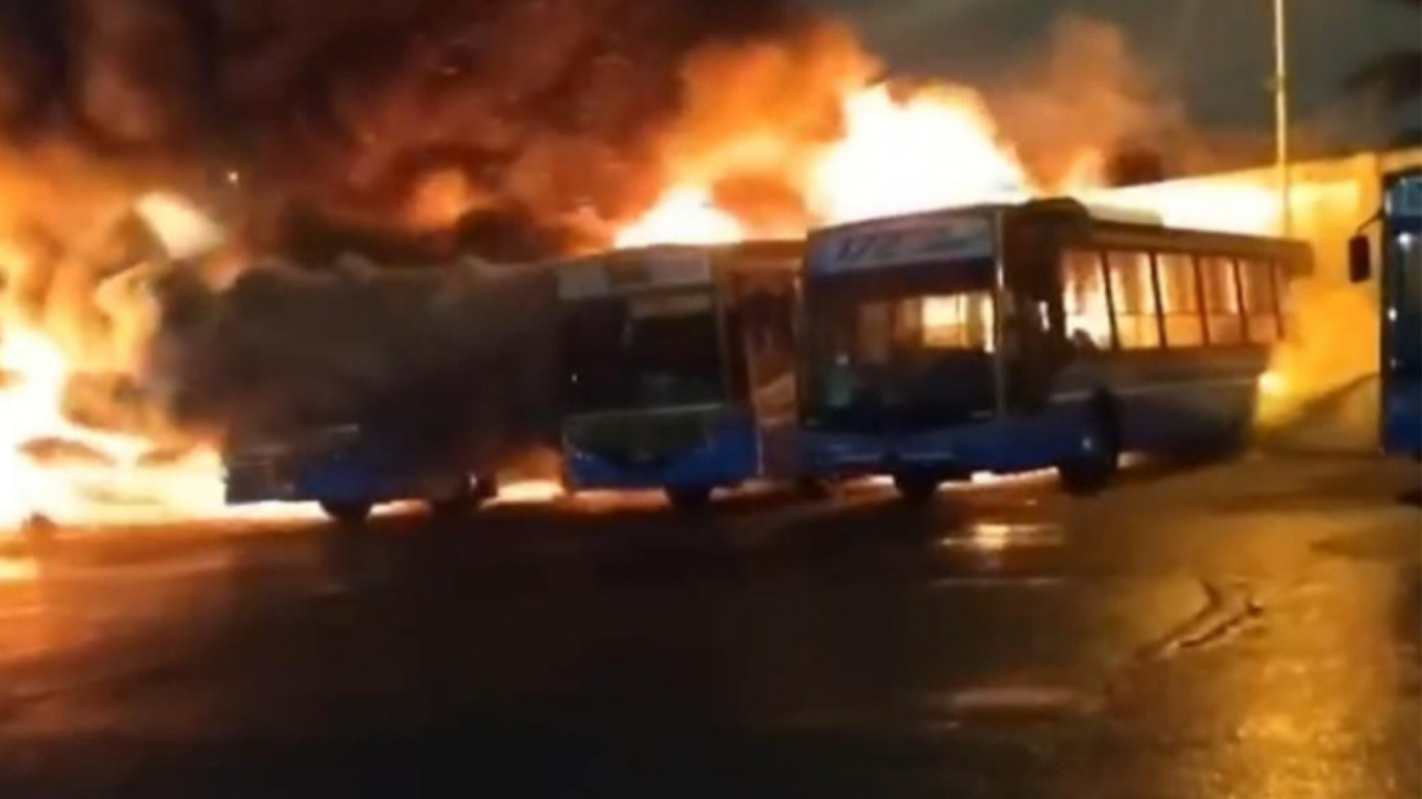 Los Bomberos Voluntarios de La Matanza confirmaron que cuatro unidades se incendiaron en su totalidad. De las tareas de extinción de las llamas participaron dotaciones del Destacamento N° 2 de Isidro Casanova y del Cuartel Central de Ramos Mejía, junto con un camión cisterna.
