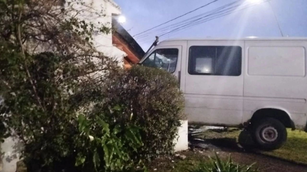 El conductor fue declarado en rebeldía y la Justicia lo responsabilizó por los daños ocasionados al inmueble y a un vehículo, pese a que la víctima ya había cobrado el seguro.