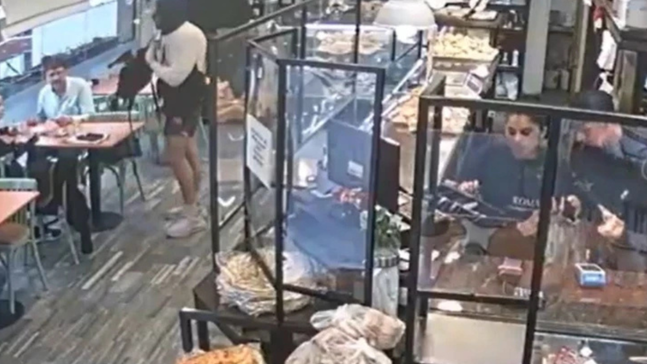 Durante el feriado del 9 de julio, dos delincuentes armados robaron $200.000 de la caja y exigieron las claves de los celulares a clientes para vaciar sus billeteras virtuales.