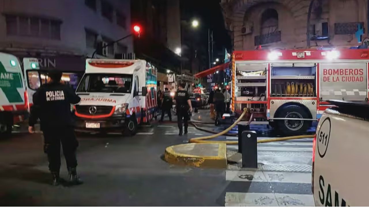 Tres dotaciones de bomberos acudieron al lugar para socorrer el fuego que alcanzó los pisos 6, 7, 8 y 9.
