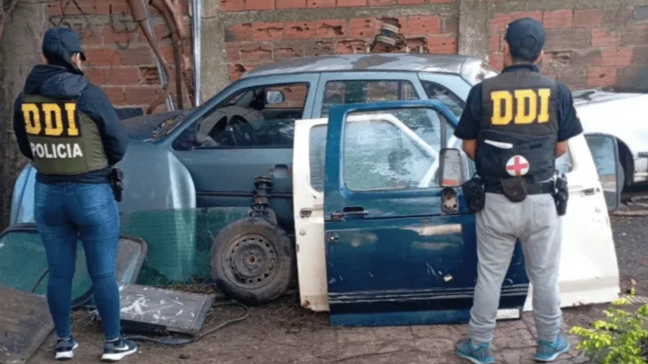 La investigación comenzó con la sustracción de una camioneta. En los allanamientos se encontraron autopartes y chapas falsas.