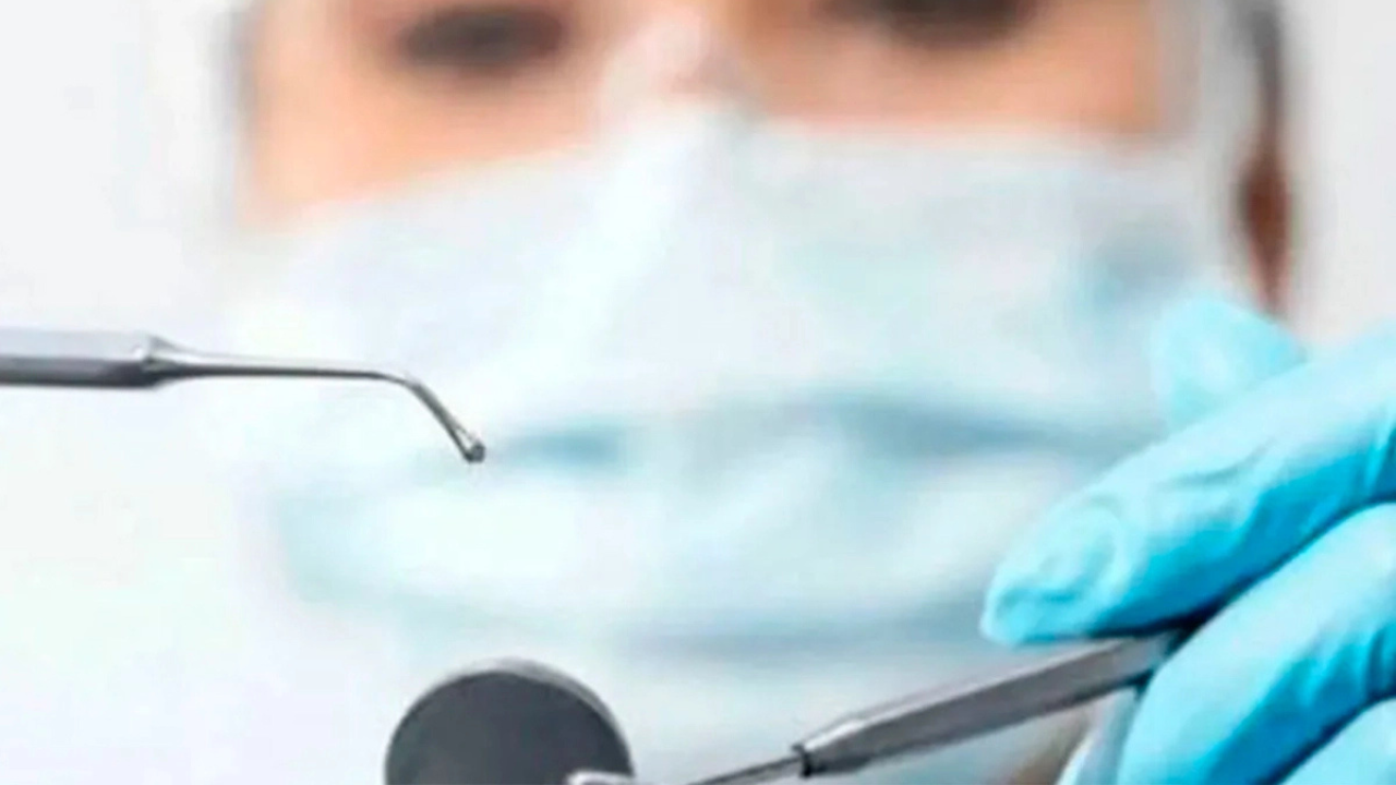 Un nene de cinco años ingresó al dentista para tratar una muela, pero le retiraron doce piezas dentales sin autorización. La profesional fue condenada por mala praxis.