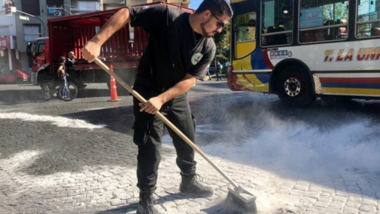 El curioso episodio generó serios inconvenientes en el centro de la ciudad y dejó un saldo de varias personas heridas, que resbalaron en plena calle.