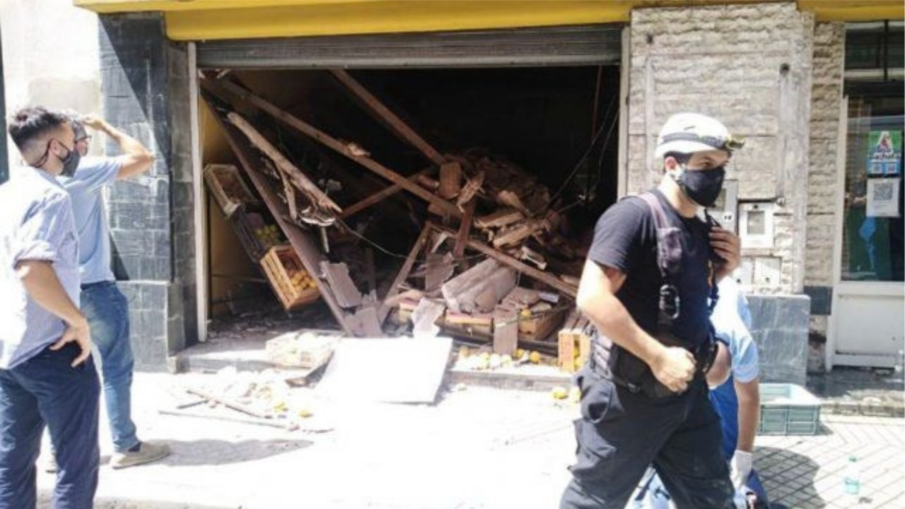 Un llamado alertó sobre lo ocurrido al 911. Bomberos zapadores rescataron a las víctimas, que estarían fuera de peligro. Amplio despliegue en el lugar...