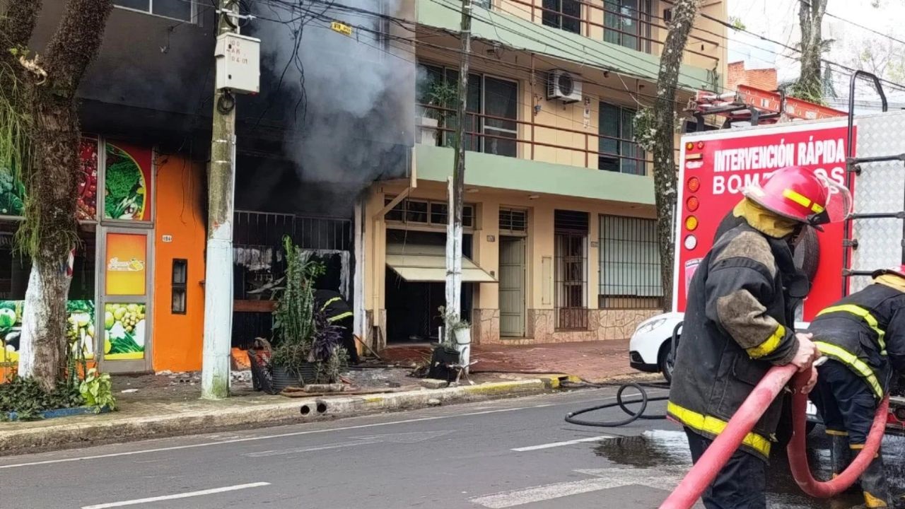 Un incendio se registró en un edificio ubicado en la intersección de las calles Sarmiento y 3 de Febrero, en pleno centro de Posadas.