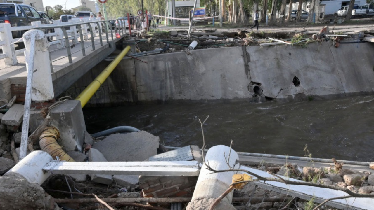 Hasta el momento, hay 16 muertos y al menos 1.400 evacuados. El intendente Federico Susbielles indicó que la destrucción causada por la tormenta ocasionó "daños infinitos".