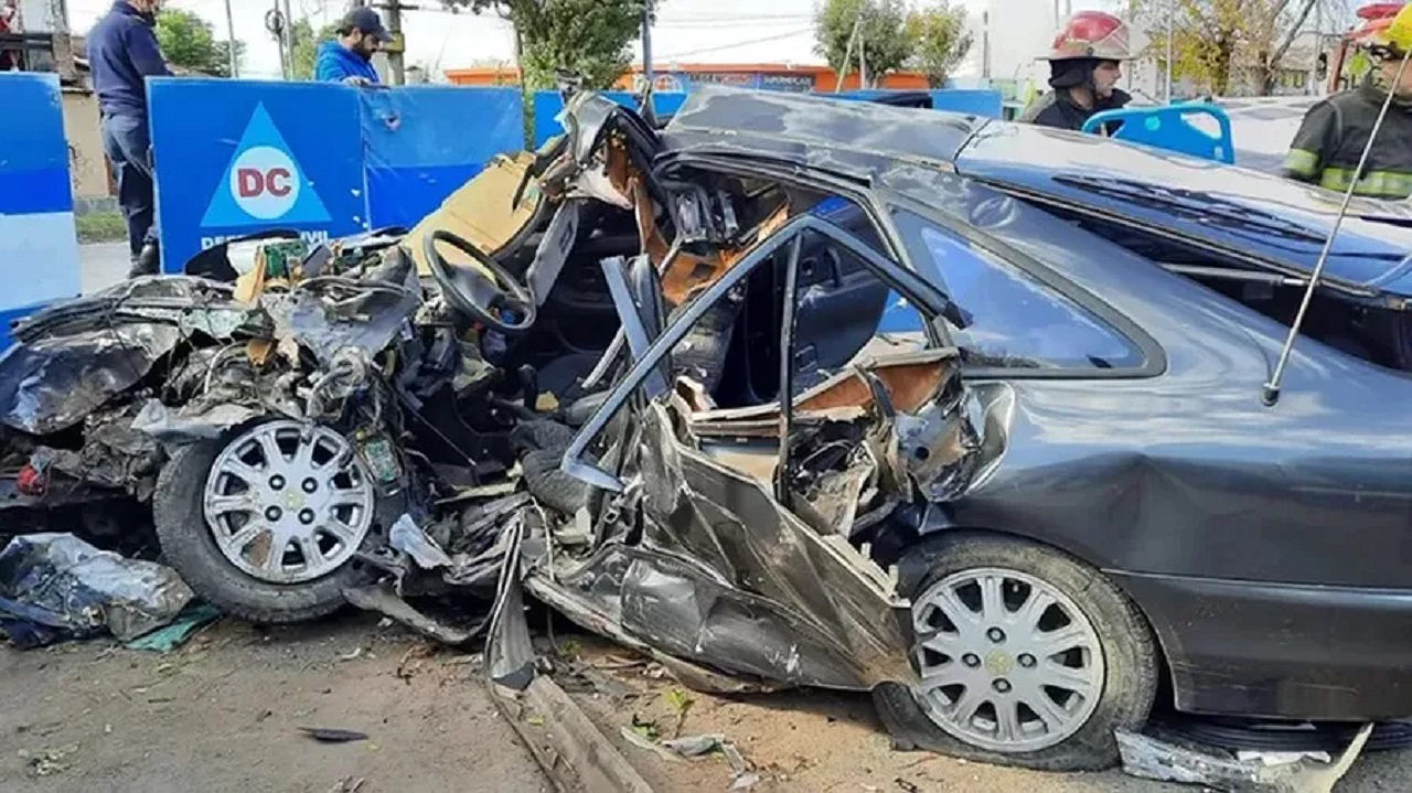 Como consecuencia del brutal accidente, los cuatro ocupantes del vehículo perdieron la vida. Dos eran jóvenes de 20 y 18 años, mientras que los otros dos eran menores de edad.