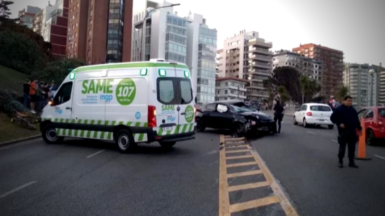 El impactante choque que ocurrió este miércoles en la bajada de la Base Naval quedó registrado en las cámaras de seguridad del municipio que muestran los instantes previos a que el conductor del Toyota Yaris edición limitada, un auto deportivo, se estrellara contra un poste de luz.