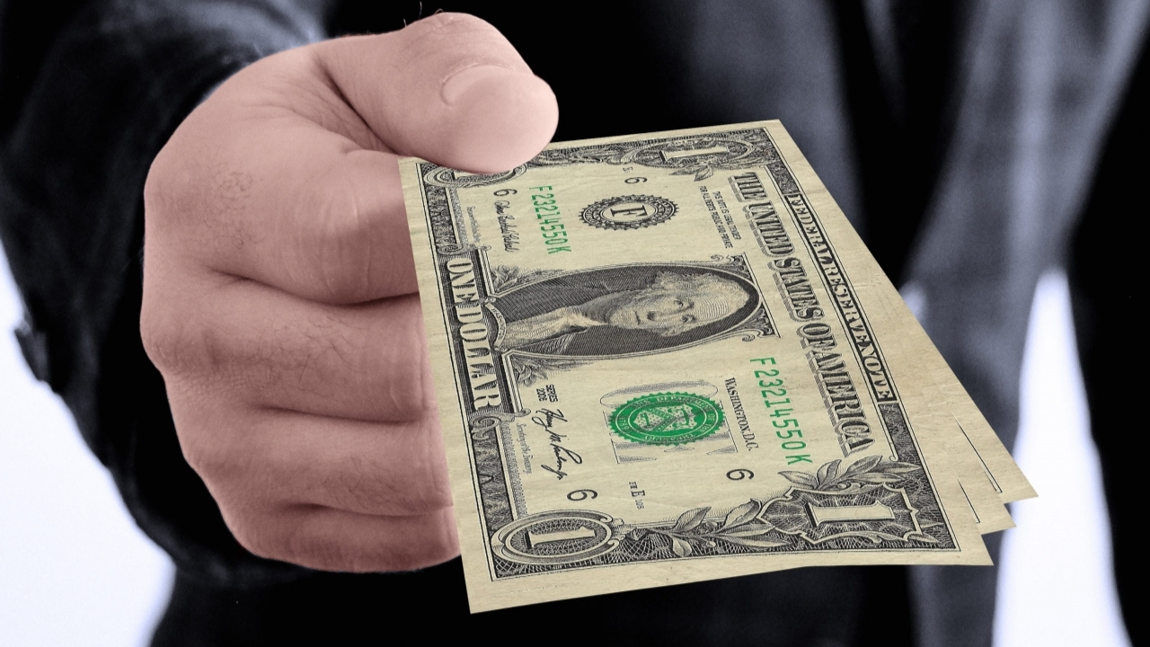 La Cámara de Apelaciones de Córdoba resolvió que una aseguradora debe pagar en pesos al valor del dólar MEP, más un 7% de interés anual, por un seguro de vida. La conversión debe hacerse al tipo de cambio vendedor en la fecha de pago.