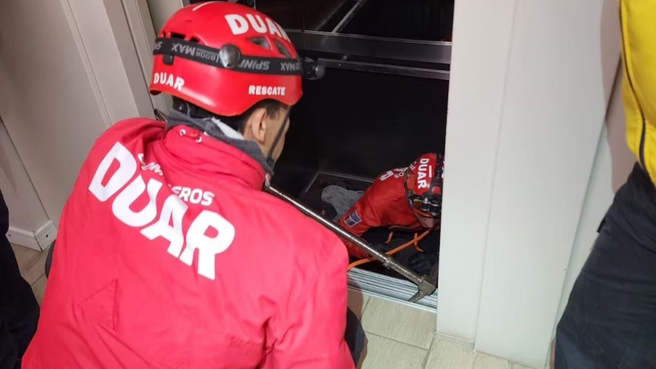 Personal de Bomberos, el servicio de emergencias y la Policía Judicial trabajaron este domingo en el barrio General Paz tras el hallazgo del cuerpo de un hombre de aproximadamente 49 años, que estaba aprisionado por el mecanismo del elevador.