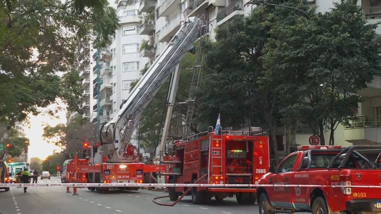 El siniestro ocurrió durante la madrugada del lunes, en un edificio de 13 pisos ubicado sobre avenida Callao al 1700. Cuatro personas fueron atendidas en el lugar y otra debió ser trasladada por inhalación de humo.